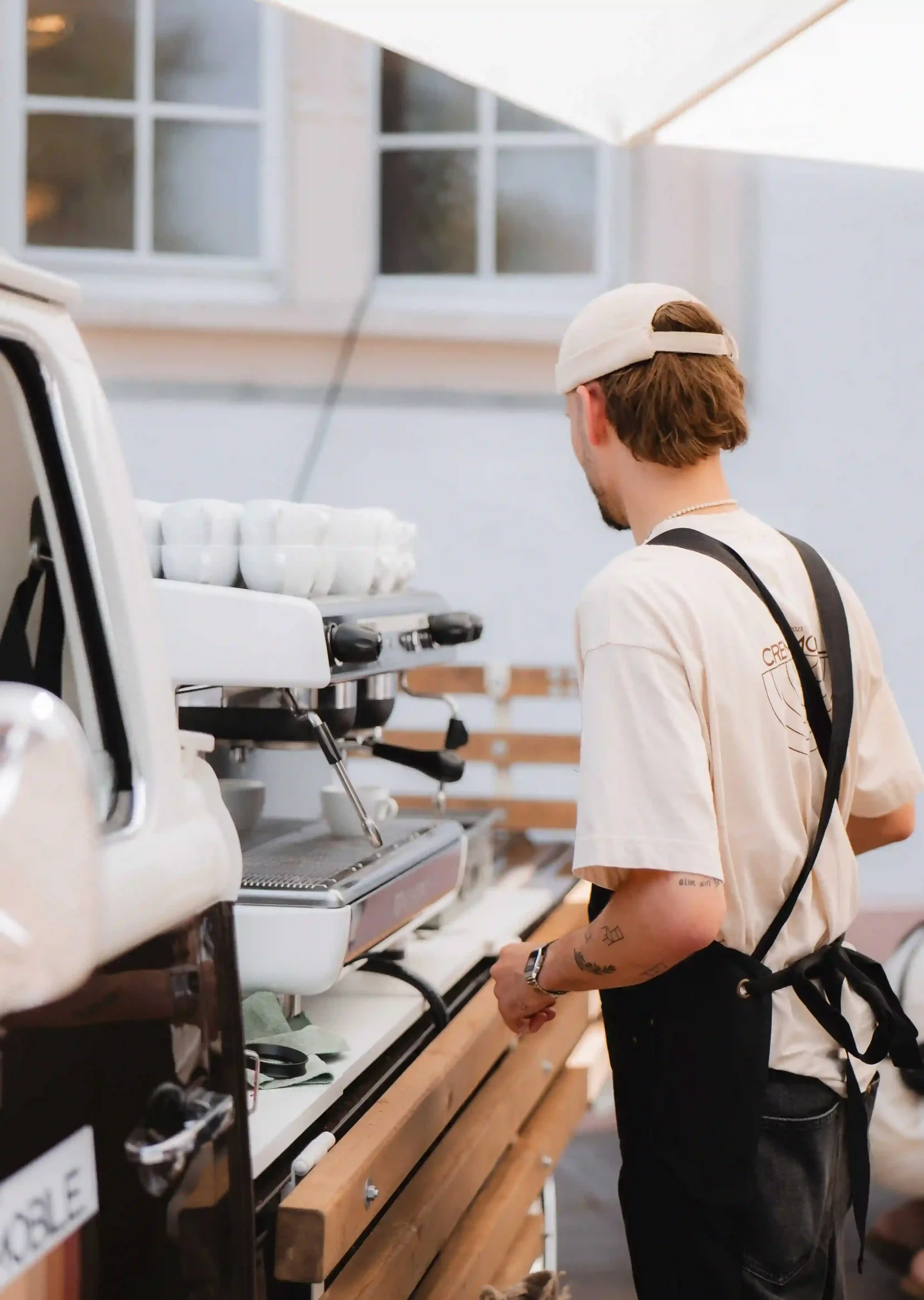 Barista bei der Arbeit an der Kaffeemaschine