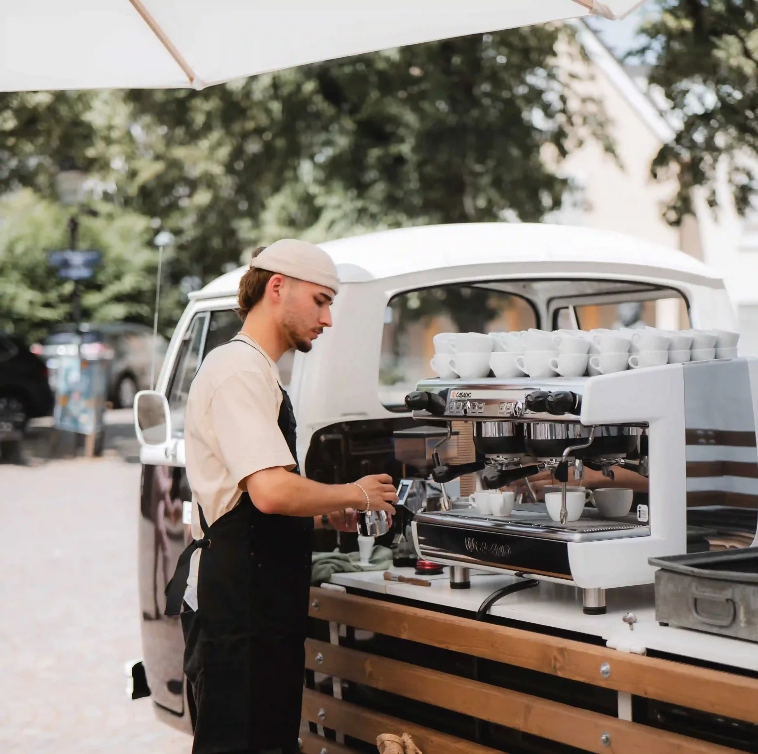 Barista bereitet Kaffee an der mobilen Kaffeebar zu