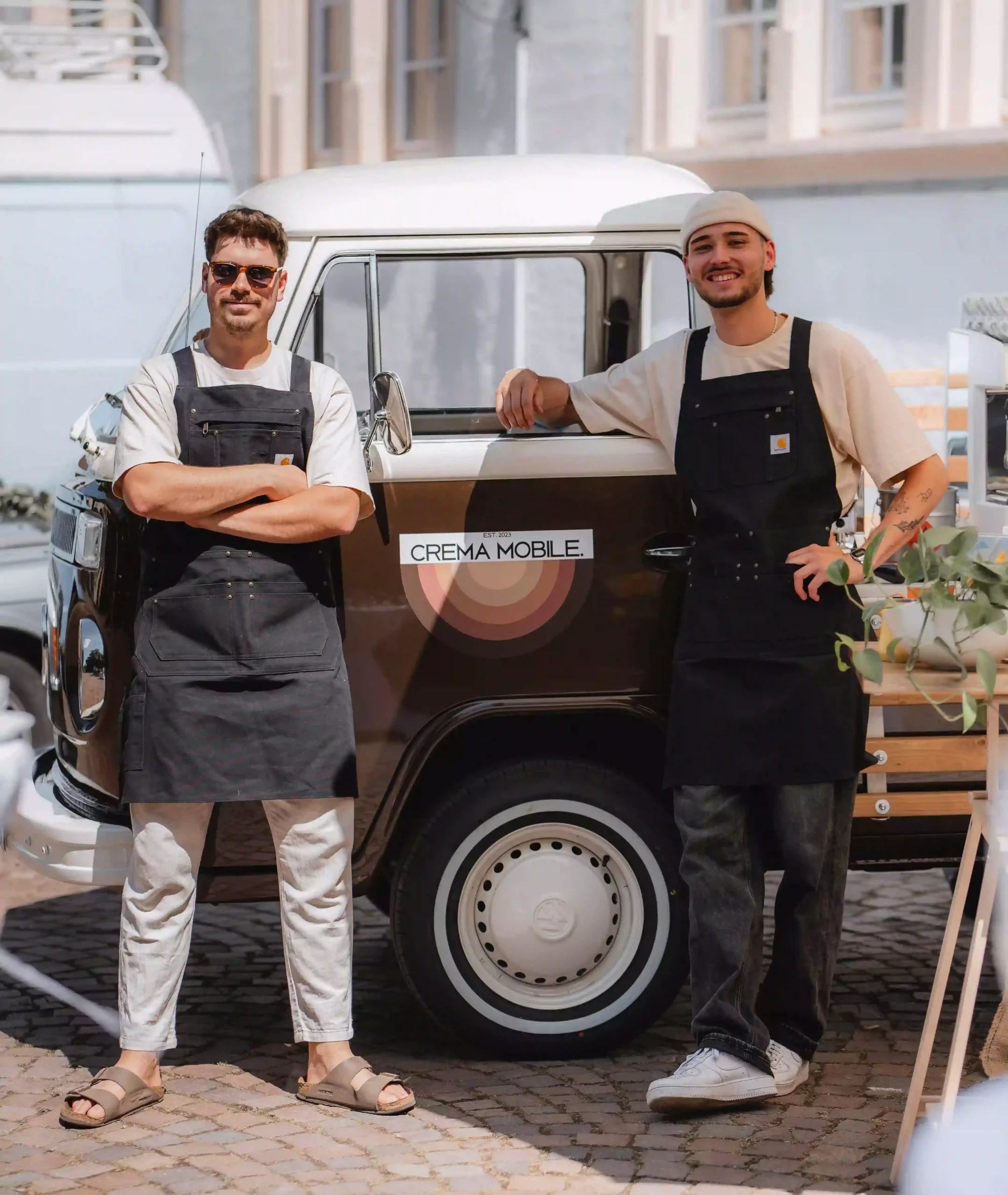 Zwei Barista am T2 VW Pritschenwagen Kaffeemobil